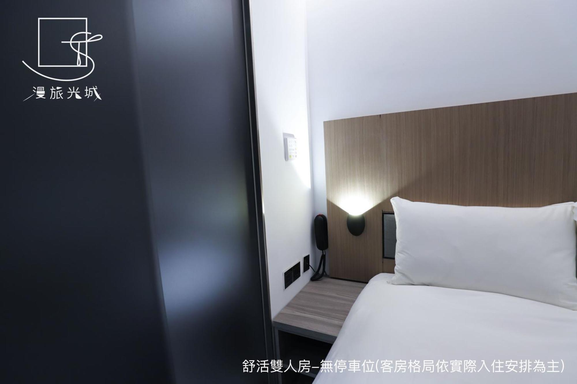 Slow Town Hotel-Glowing Taichung Room photo